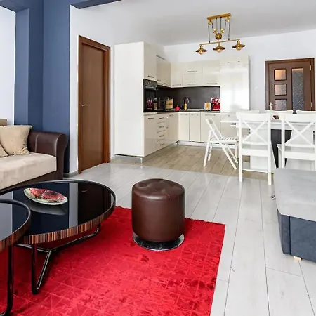 Apartment 10 Seconds Away From The Main Street, Free Secured Parking *