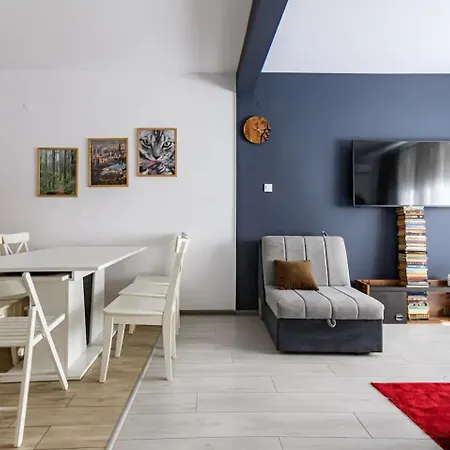 10 Seconds Away From The Main Street, Free Secured Parking Apartment