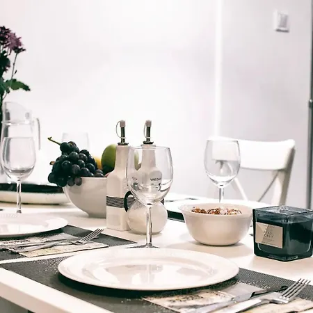 Apartment 10 Seconds Away From The Main Street, Free Secured Parking